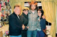 Прошлое Рождество Роберт и Кристен отмечали  с родителями Паттинсона.  Лондон, декабрь 2010 года