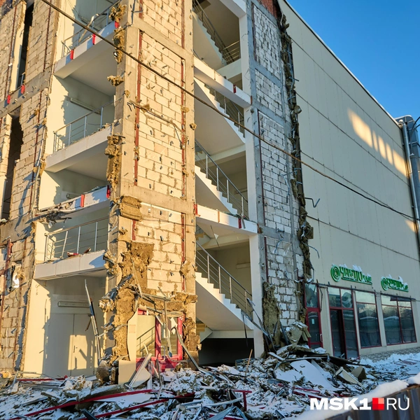 Сейчас жители района могут наблюдать, как сносят торговый центр, простоявший больше 20 лет | Источник: Дмитрий Толстошеев / MSK1.RU
