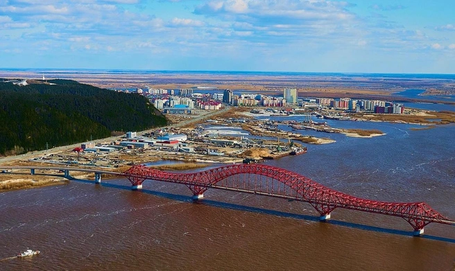 Мост «Красный Дракон» — одна из главных достопримечательностей Ханты-Мансийска | Источник: Фотограф Ирина Лаптева Ханты-Мансийск / Vk.com