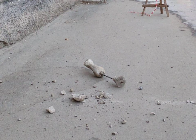 Столбик упал на тротуар | Источник: читатель НГС