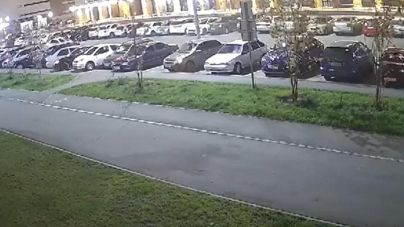 Пьяный водитель Lexus в Барнауле влетел в восемь припаркованных машин — видео момента ДТП