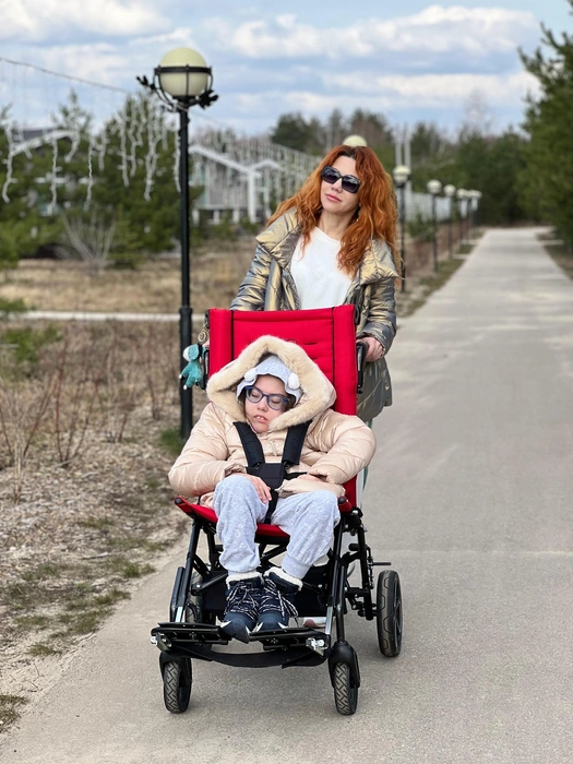 Оксана часто выходит на прогулки с Варей, да и в целом они всегда вместе. Единственный, кому героиня может доверить дочь,&nbsp;— старший сын, он с детства ухаживал за сестрой | Источник: архив Оксаны Сухарниковой