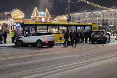 Car crashes into bus in Rybinsk, people injured