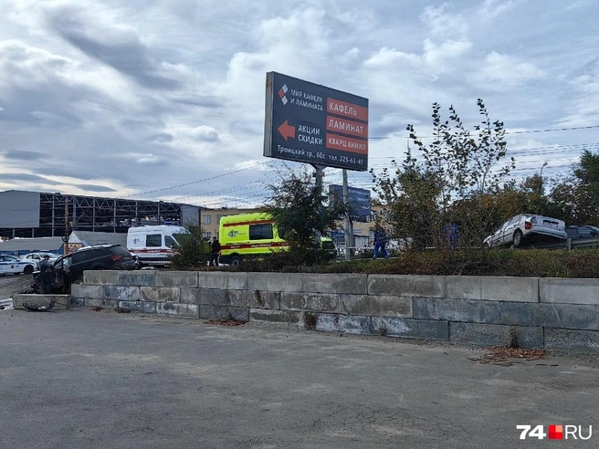 Hyundai от удара повис на ограждении моста (справа) | Источник: читатель 74.RU