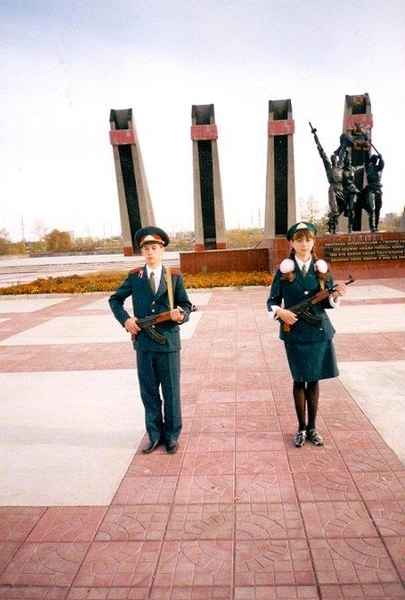 Пост №1 и серьёзная девочка с бантиками | Источник: Фото предоставлено Екатериной Мизельковской