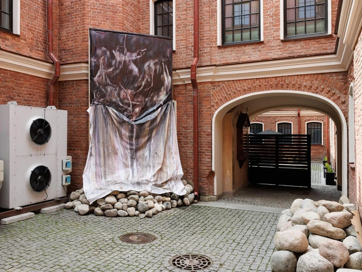 Егор Федоричев в site-specific проекте «Ритуал от лишних мыслей». | Источник: архивы пресс-служб