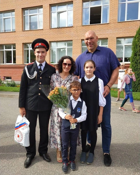Совсем не похож на папу: как выглядит старший сын Николая Валуева, о котором мало кто слышал | Источник: соцсети