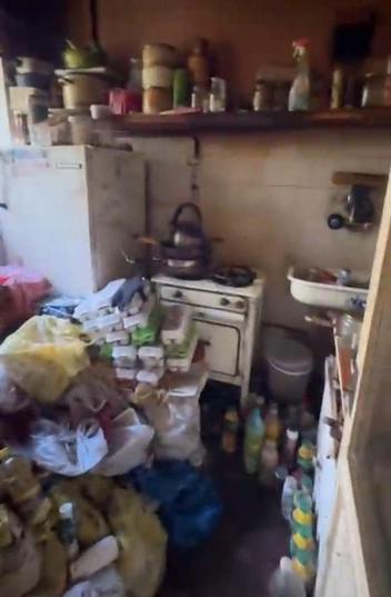 Пакетами с продуктами в этой квартире заставлено все пространство… | Источник: читатель НГС