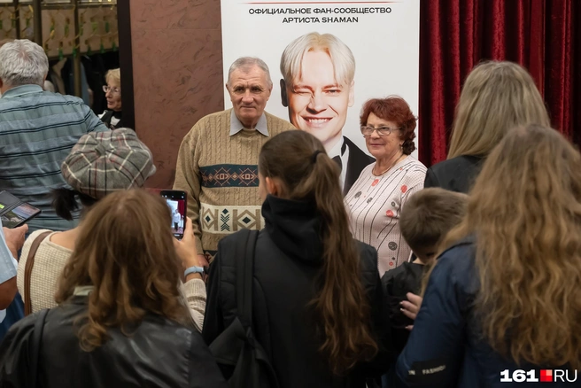 Многие фотографировались с баннером, на котором изображен Ярослав Дронов | Источник: Евгений Вдовин / 161.RU