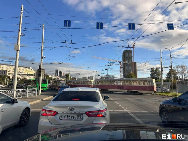 Вагоны остановились посреди перекрёстка | Источник: читатель E1.RU