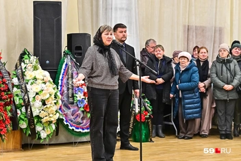 Церемонию прощания начала сестра Олеси Петровны Татьяна&nbsp;— она поблагодарила всех, кто пришел и кто не смог прийти | Источник: Василина Любимова / 59.RU