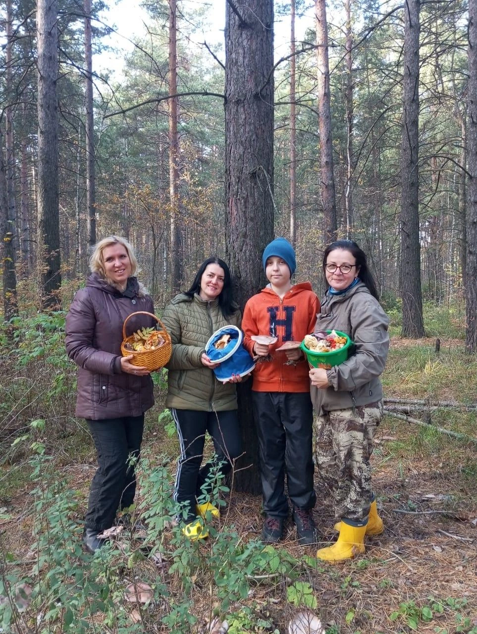 Компания свердловчан отправилась в лес, но призналась, что грибов было немного: ежовик, лисички, чуть-чуть маслят и рядовка фиолетовая | Источник: «Уральский ЯжеГрибник» / Vk.com
