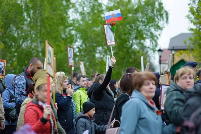 Врио губернатора Оренбуржья Евгений Солнцев пройдет в «Бессмертном полку» вместе с семьей | Источник: Евгений Солнцев / T.me
