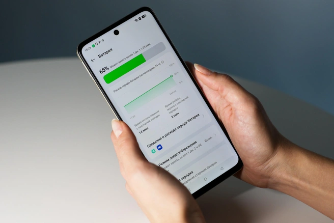 Мощность батареи realme C75 на 20% выше среднего показателя — смартфон способен держать заряд до двух дней | Источник: Артем Устюжанин