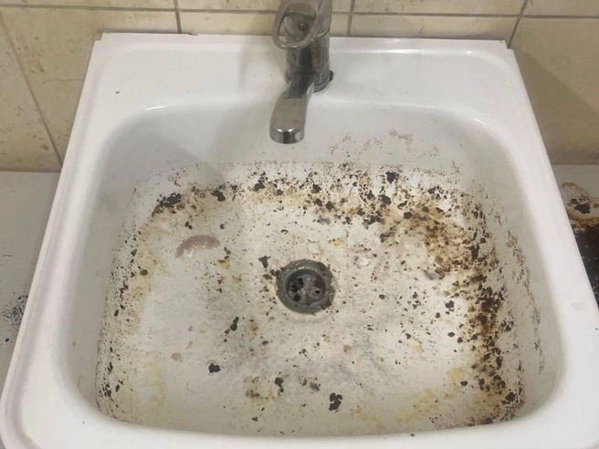 Обитатели настаивают на проведении ремонтных работ в общежитии | Источник: читатель НГС