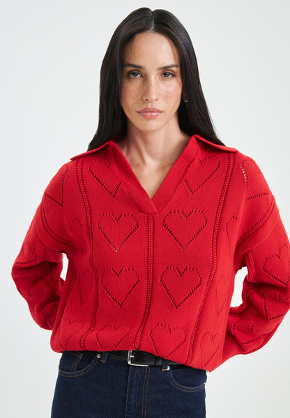 Красный пуловер с сердечками