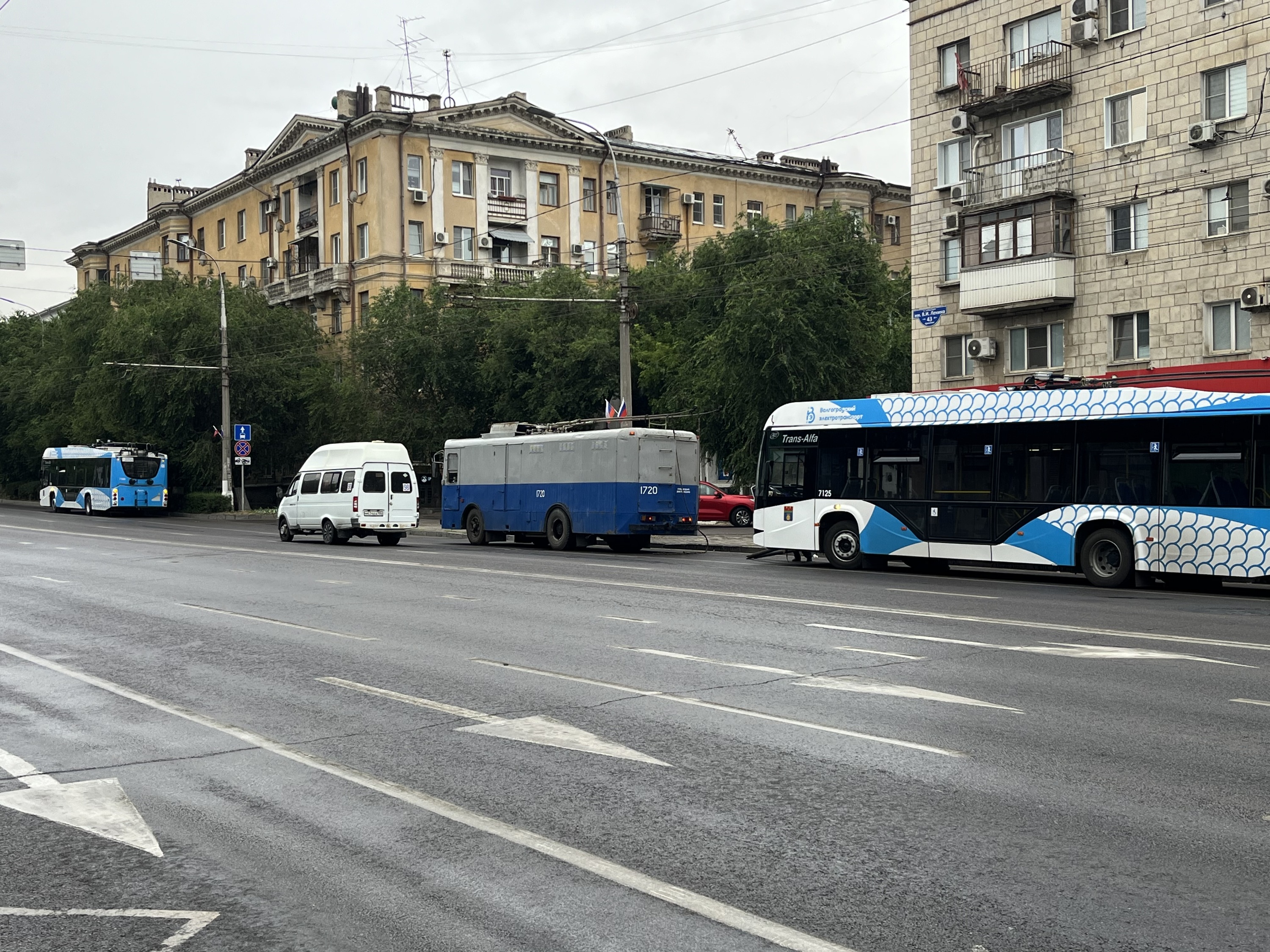 В Волгограде утренний дождь вывел из строя новые троллейбусы - 13 июня 2024  - V1.ру