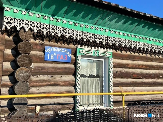 В районе «Лесоперевалки» осталось не так много старых частных домов с резными украшениями | Источник: Настасья Медведева / NGS.RU