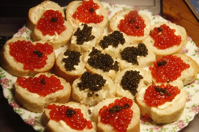 Экспертов удивляет культ красной и черной икры, хотя едят ее в России очень мало | Источник: Станислав Соколов / NGS.RU