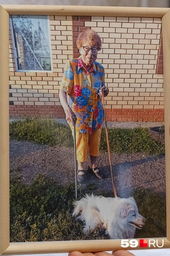 Галина Александровна со своей собачкой | Источник: Тимофей Калмаков / 59.RU, архив семьи Коняевых