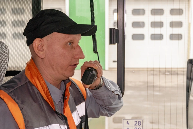 За рулем желтого автобуса водитель уже три года | Источник: Кирилл Поверинов
