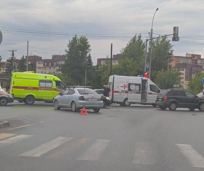 На место приехала вторая машина скорой помощи | Источник: Читатель НГС