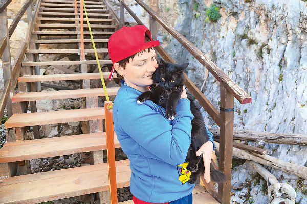 Оля Просвирякова с пещерной кошкой Донателлой