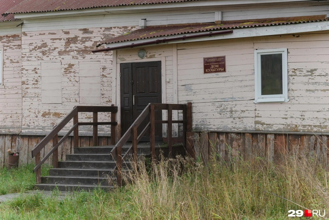 Здесь пенсионерка трудилась 12 лет. Сейчас ДК находится в другом деревянном здании, не с такой степенью износа | Источник: Иван Митюшёв / 29.RU