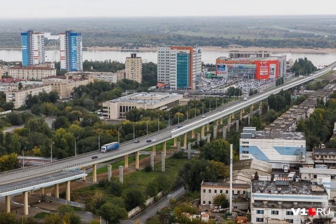 Мост через Волгу остался единственной возможностью для грузовиков попасть в Заволжье | Источник: Алексей Волхонский / V1.RU