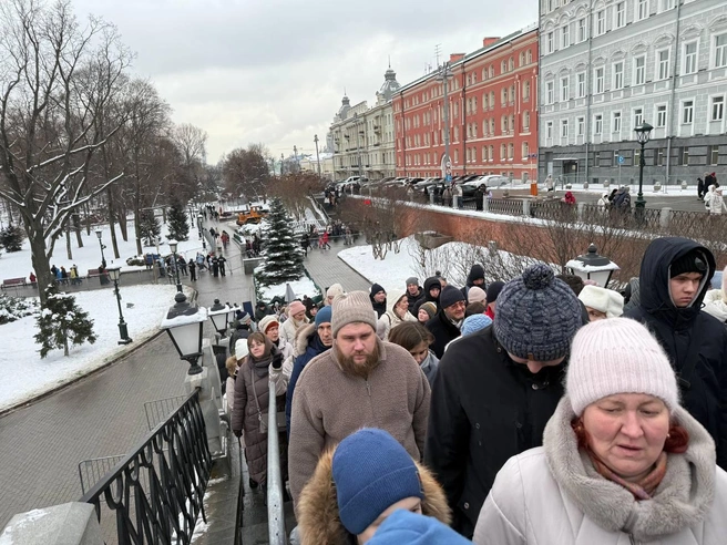 Очередь, чтобы попасть в Кремль | Источник: Артем Устюжанин / MSK1.RU