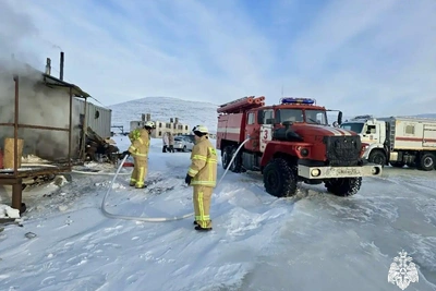 Огнеборцы потушили пожар в охотничьем домике на Чукотке