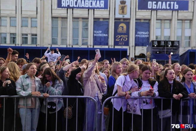 Толпа школьников собралась на площади | Источник: Кирилл Поверинов / 76.RU
