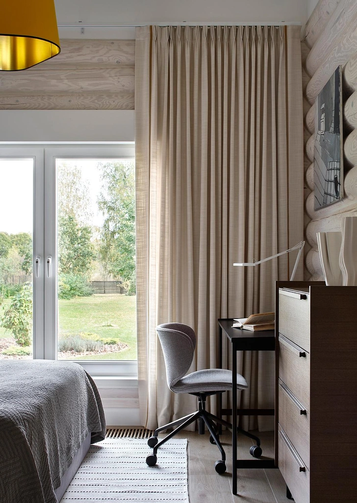 Рабочий стул и стол, Bo Concept. Настольная лампа, Flos. Комод, Lulu space. | Источник: Сергей Ананьев. Стиль: Yes We May