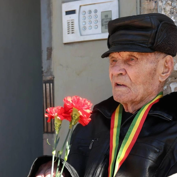 Устраивают настоящий праздник. «Парад у дома» организуют для каждого ветерана в Забайкалье | Источник: Александр Осипов / Telegram