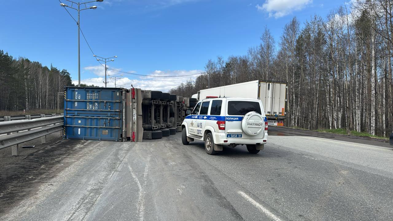 На трассе Пермь — Екатеринбург фура опрокинулась и перегородила дорогу — скопилась пробка 
