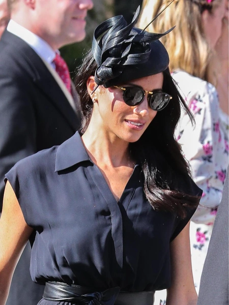 2018Герцогиня Сассекская на свадьбе друга Гарри Чарли ван Страубензи в шляпке Philip Treacy.