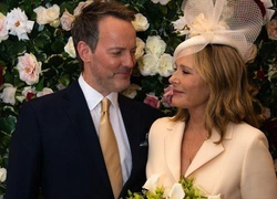 69-летняя звезда «Секса в большом городе» Ким Кэтролл вышла замуж за 55-летнего бойфренда