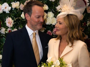 69-летняя звезда «Секса в большом городе» Ким Кэтролл вышла замуж за 55-летнего бойфренда