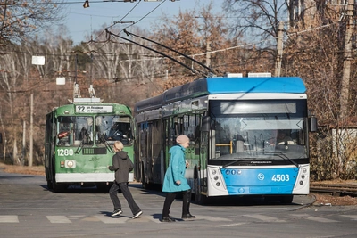 Trolleybus Wires Fall on Toyota RAV4 in Novosibirsk, Damage Assessed