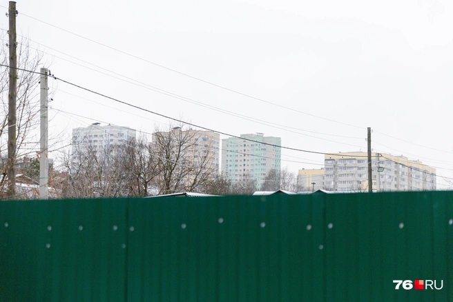 Вид на новостройки из сохранившегося частного сектора | Источник: Артем Бауман \ 76.RU