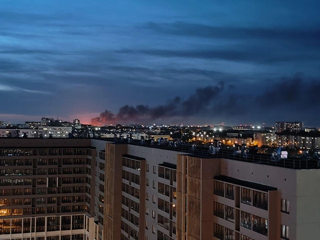 Пожар видно из разных районов города | Источник: читатель 74.RU