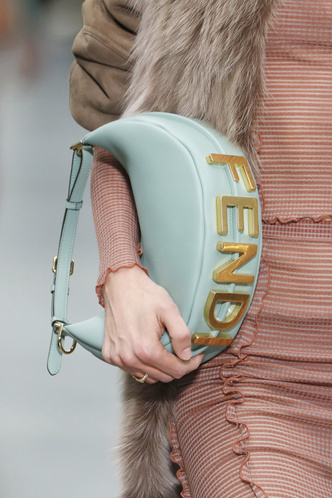 Какую сумку купить на осень 2022: 10 самых модных идей