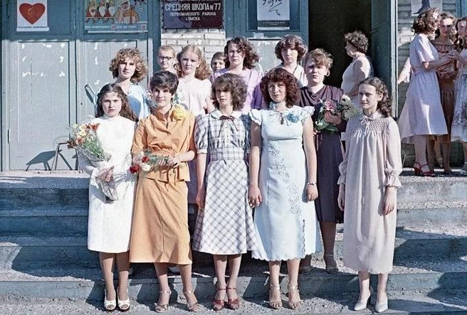 Так выглядели выпускницы школы № 77 в 1980-м году | Источник: Валентин Комлев / Pastvu.com