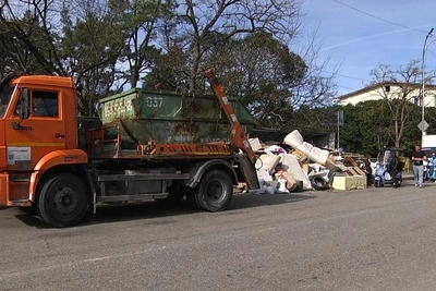 Сочинца заставили убрать строительный мусор после съемки камерами