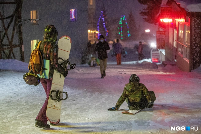 Мужчина катался на горных лыжах без шлема | Источник: Александр Ощепков / NGS.RU