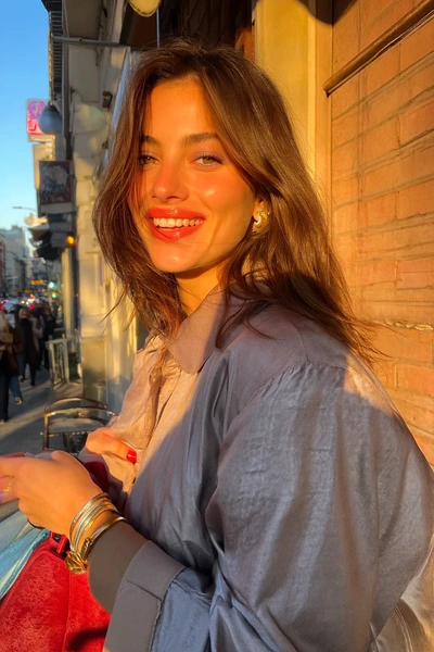 как выглядеть младше, как выглядеть моложе, почему выгляжу младше, человек выглядит младше, молодо выглядящие люди, секрет молодости | Источник: theDay/higgsfield