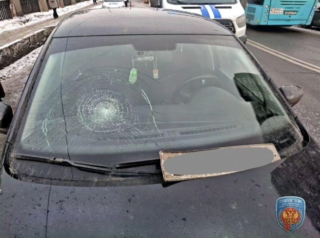 Оцените силу кулака, разбившего лицо инспектору ДПС. ГАИ показывает след от первого удара — на ветровом стекле