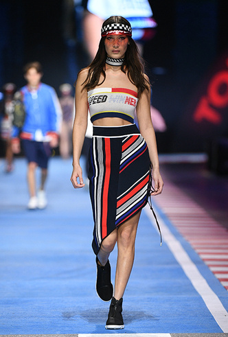 Неделя моды в Милане завершилась показом Tommy Hilfiger SS18: яркие образы и подробности шоу