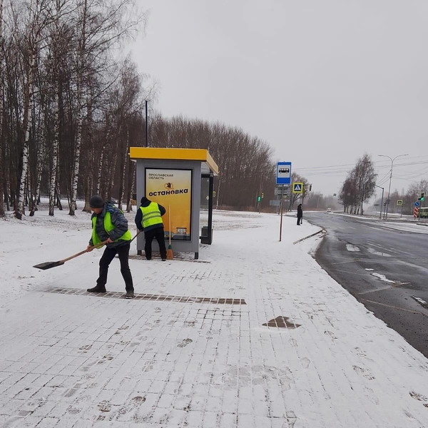 Сотрудники ЕДС также приводят в порядок территорию вблизи остановок | Источник: Единая диспетчерская служба Ярославля / Vk.com
