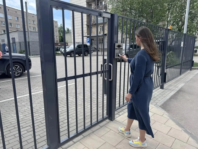 Полина Летошнева отметила, что может удаленно открыть дверь, посмотреть, кто пришел, и создать временные коды | Источник:  «Ростелеком»